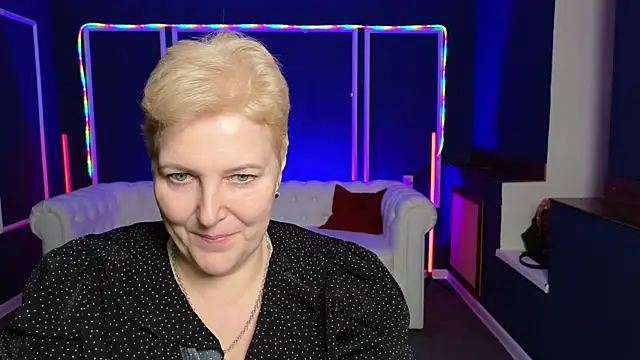 Snapshot of Sandra_Snow chatting on January 6, 8:39 pm Sandra Snow online show from January 6, 8:39 pm