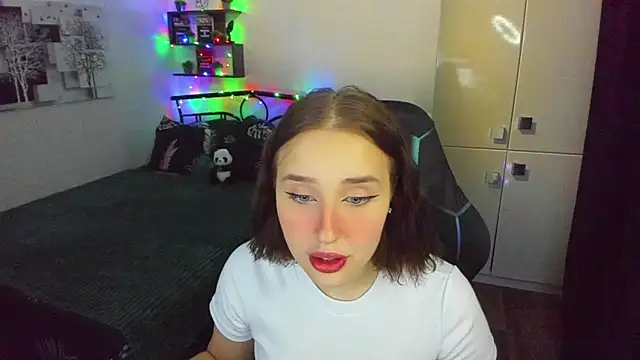 LinaTruly online show from March 3, 10:15 pm