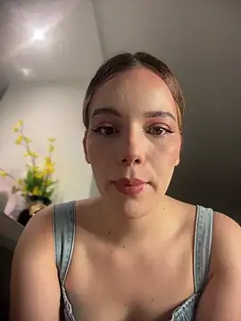 Snapshot of NicoleCut chatting on June 2, 10:45 pm NicoleCut online show from June 2, 10:45 pm