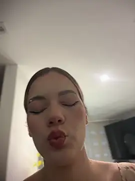 Snapshot of NicoleCut chatting on June 6, 9:19 pm NicoleCut online show from June 6, 9:19 pm