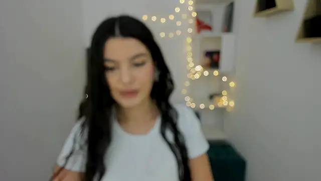 Snapshot of AlluringAriel chatting on February 21, 3:23 am AlluringAriel online show from February 21, 3:23 am