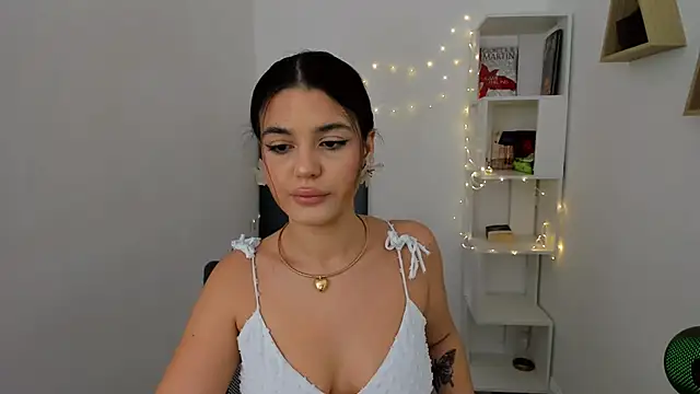 Snapshot of AlluringAriel chatting on March 4, 12:33 pm AlluringAriel online show from March 4, 12:33 pm