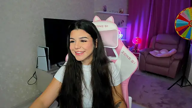 Snapshot of AlluringAriel chatting on December 5, 7:32 pm AlluringAriel online show from December 5, 7:32 pm