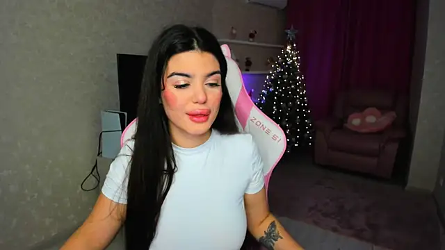 Snapshot of AlluringAriel chatting on December 16, 7:30 pm AlluringAriel online show from December 16, 7:30 pm