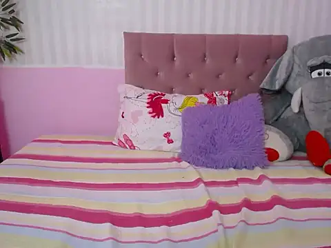 Snapshot of ximena_bunny chatting on December 19, 10:21 pm ximena bunny online show from December 19, 10:21 pm