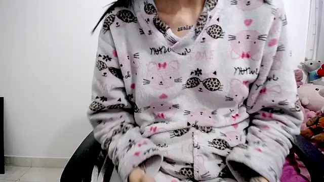 emilialopez online show from April 23, 9:39 pm