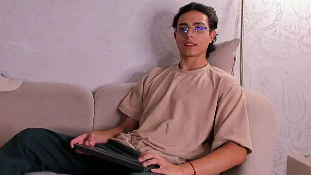 JoshRashfordd online show from October 12, 11:31 am