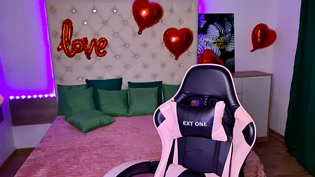 KattieSims online show from February 5, 8:04 pm