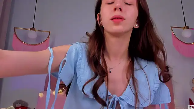 Snapshot of ElsaYoung chatting on January 17, 2:18 am ElsaYoung online show from January 17, 2:18 am