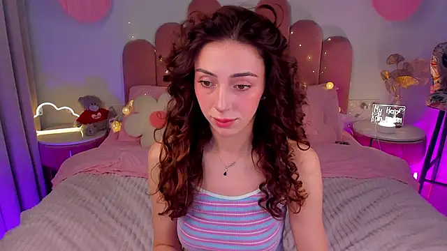 Snapshot of ElsaYoung chatting on February 1, 8:26 pm ElsaYoung online show from February 1, 8:26 pm