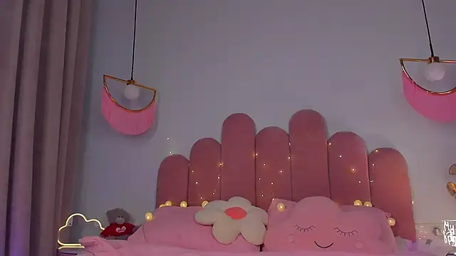 Snapshot of ElsaYoung chatting on February 2, 3:10 am ElsaYoung online show from February 2, 3:10 am