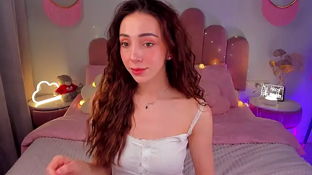 Snapshot of ElsaYoung chatting on February 5, 8:25 pm ElsaYoung online show from February 5, 8:25 pm