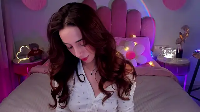 Snapshot of ElsaYoung chatting on February 12, 8:29 pm ElsaYoung online show from February 12, 8:29 pm