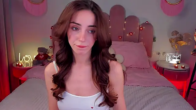 Snapshot of ElsaYoung chatting on February 18, 8:25 pm ElsaYoung online show from February 18, 8:25 pm