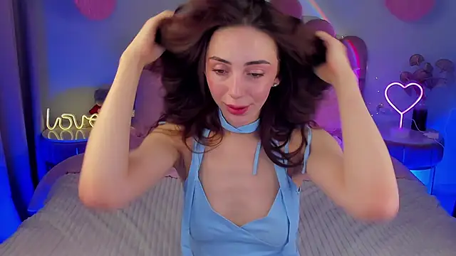 Snapshot of ElsaYoung chatting on February 22, 6:06 am ElsaYoung online show from February 22, 6:06 am