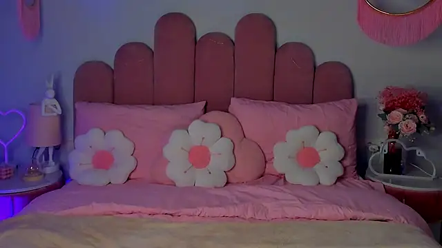 Snapshot of ElsaYoung chatting on November 14, 8:18 pm ElsaYoung online show from November 14, 8:18 pm