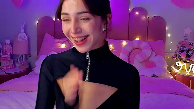 Snapshot of ElsaYoung chatting on December 14, 7:51 pm ElsaYoung online show from December 14, 7:51 pm