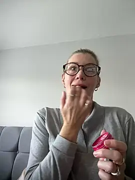 Snapshot of Englishhotwife4u chatting on December 14, 10:56 am Englishhotwife4u online show from December 14, 10:56 am