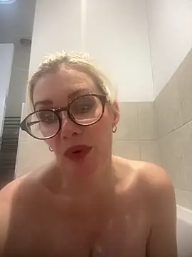 Snapshot of Englishhotwife4u chatting on December 21, 3:09 pm Englishhotwife4u online show from December 21, 3:09 pm