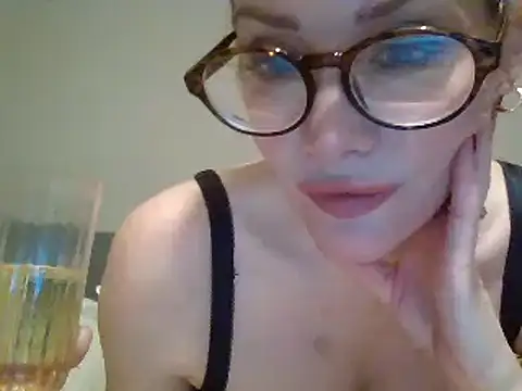 Snapshot of Englishhotwife4u chatting on December 21, 6:12 pm Englishhotwife4u online show from December 21, 6:12 pm
