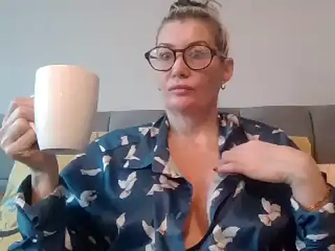 Snapshot of Englishhotwife4u chatting on December 22, 8:49 am Englishhotwife4u online show from December 22, 8:49 am