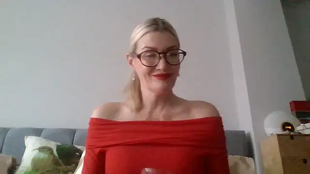 Snapshot of Englishhotwife4u chatting on December 23, 2:50 pm Englishhotwife4u online show from December 23, 2:50 pm