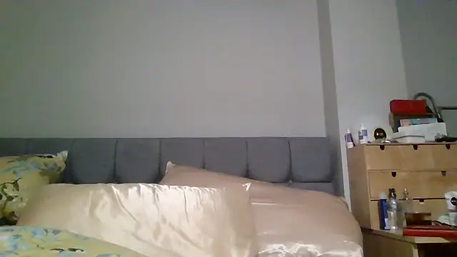 Snapshot of Englishhotwife4u chatting on December 27, 9:32 pm Englishhotwife4u online show from December 27, 9:32 pm