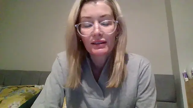 Snapshot of Englishhotwife4u chatting on December 28, 9:09 am Englishhotwife4u online show from December 28, 9:09 am