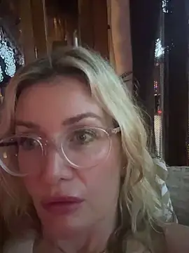 Snapshot of Englishhotwife4u chatting on January 3, 5:42 pm Englishhotwife4u online show from January 3, 5:42 pm