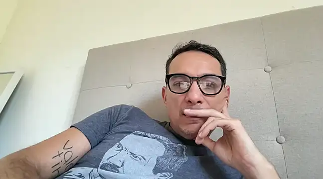 Snapshot of alex_ruiz85 chatting on March 5, 5:18 pm alex ruiz85 online show from March 5, 5:18 pm