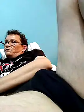 Snapshot of Bombi22 chatting on December 17, 10:11 pm Bombi22 online show from December 17, 10:11 pm