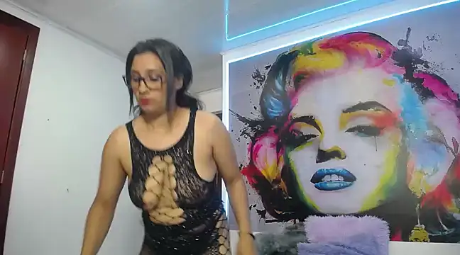 Snapshot of karime_sexygirl chatting on January 17, 4:04 pm karime sexygirl online show from January 17, 4:04 pm