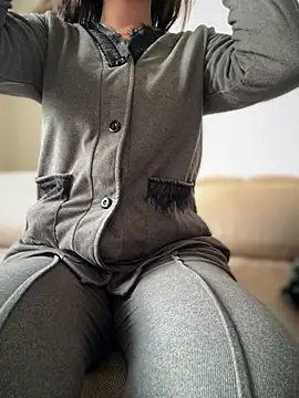 Snapshot of hot_girl_dina chatting on February 23, 9:33 am hot girl dina online show from February 23, 9:33 am