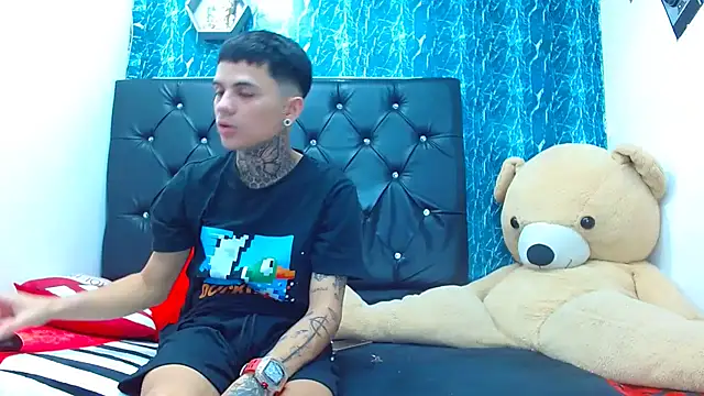 Snapshot of exotic_hot_couple chatting on January 17, 12:31 am exotic hot couple online show from January 17, 12:31 am