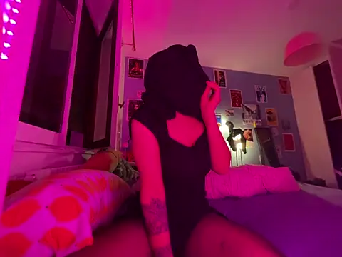 littlewitchxoxo online show from December 15, 4:37 pm