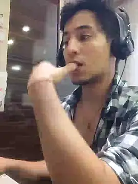 Snapshot of GamerQuinn chatting on December 21, 10:40 pm GamerQuinn online show from December 21, 10:40 pm