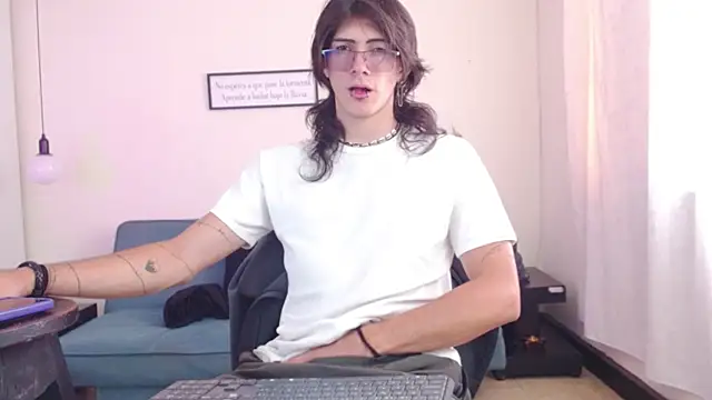 Snapshot of andreey50 chatting on February 15, 8:11 pm andreey50 online show from February 15, 8:11 pm