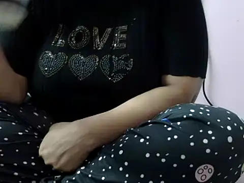 Snapshot of Housewife12 chatting on January 2, 10:37 am Housewife12 online show from January 2, 10:37 am