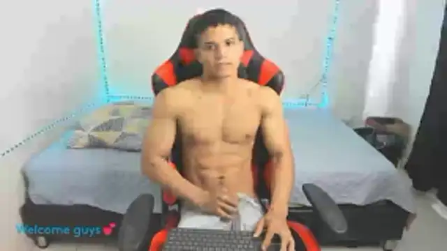 Snapshot of oliver_thompsson7 chatting on November 8, 2:06 pm oliver thompsson7 online show from November 8, 2:06 pm