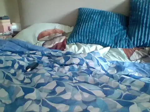 Snapshot of andreiwhite2_ chatting on June 8, 12:27 pm andreiwhite2 online show from June 8, 12:27 pm
