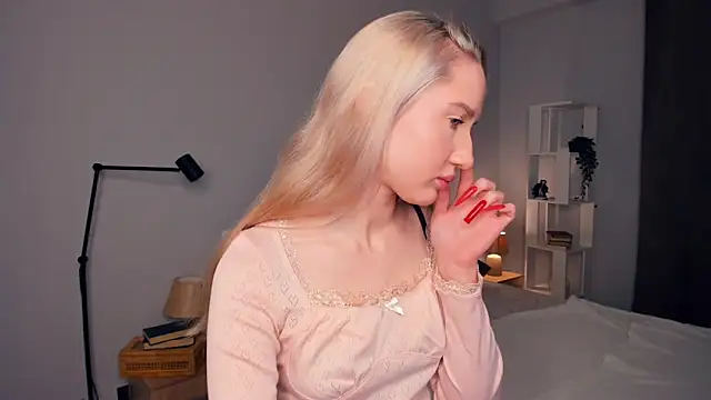 Snapshot of EmilyLanef chatting on January 13, 8:05 am EmilyLanef online show from January 13, 8:05 am