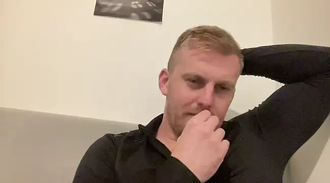 Snapshot of BulkAndTattoos chatting on December 21, 4:46 pm BulkAndTattoos online show from December 21, 4:46 pm