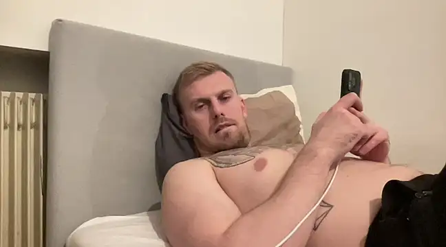 Snapshot of BulkAndTattoos chatting on December 21, 7:49 pm BulkAndTattoos online show from December 21, 7:49 pm