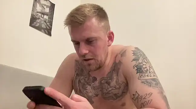 Snapshot of BulkAndTattoos chatting on December 22, 3:11 pm BulkAndTattoos online show from December 22, 3:11 pm