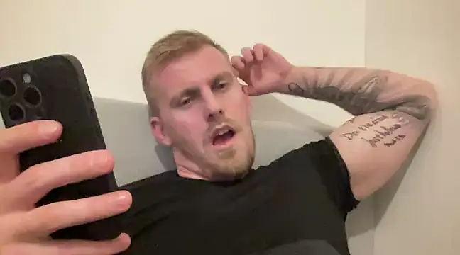 Snapshot of BulkAndTattoos chatting on December 24, 6:17 pm BulkAndTattoos online show from December 24, 6:17 pm