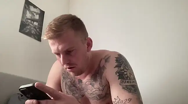 Snapshot of BulkAndTattoos chatting on December 26, 9:55 am BulkAndTattoos online show from December 26, 9:55 am