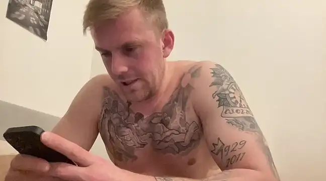 Snapshot of BulkAndTattoos chatting on January 3, 10:51 pm BulkAndTattoos online show from January 3, 10:51 pm