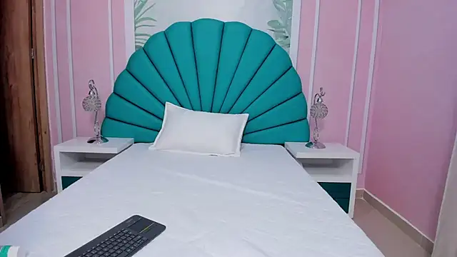 Snapshot of Daphne_Fox_ chatting on February 22, 6:39 am Daphne Fox online show from February 22, 6:39 am