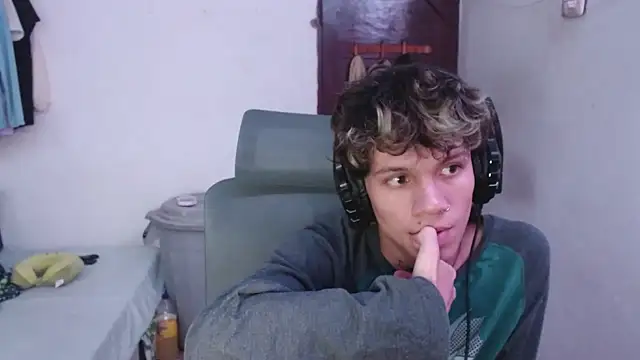 Snapshot of andy_dan18 chatting on June 6, 4:06 am andy dan18 online show from June 6, 4:06 am