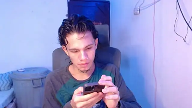 Snapshot of andy_dan18 chatting on July 4, 12:28 am andy dan18 online show from July 4, 12:28 am